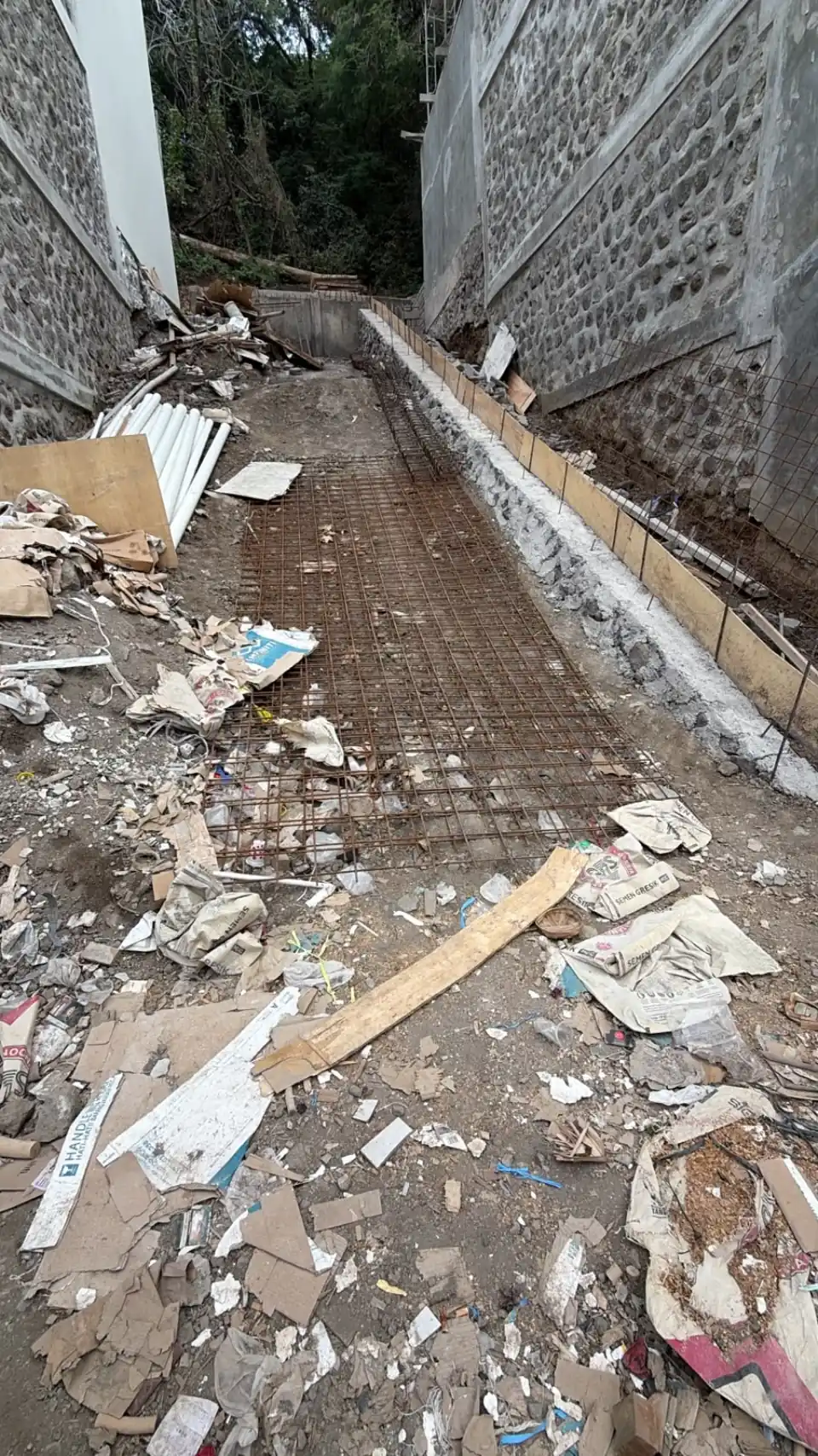 Tulangan dan bekisting pada jalur akses proyek sebelum pengecoran.