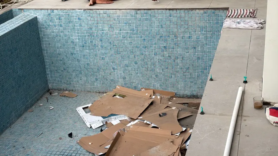 Kondisi awal mosaik kolam renang sebelum pekerjaan perbaikan.