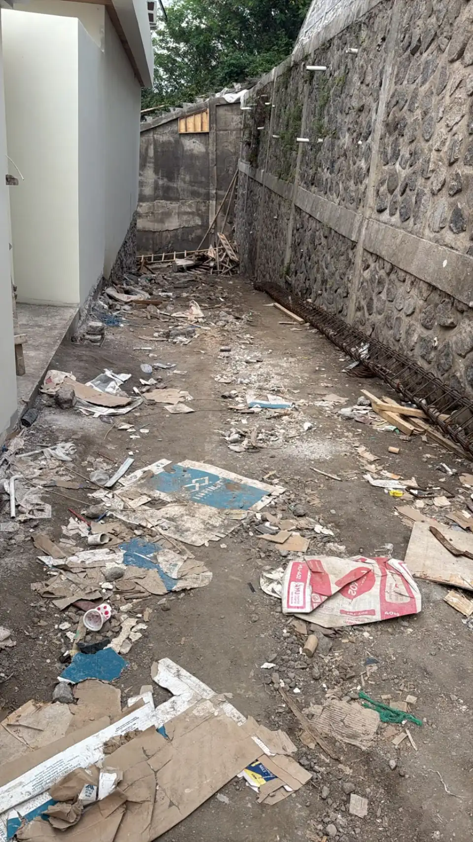 Kondisi jalur akses proyek dengan sisa material sebelum penertiban area.